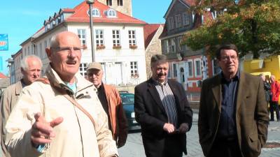 InfoStände mit Günter Lach - Stadtführer Dr. Harry Woltersdorf erklärt sogleich die Sehenswürdigkeiten von Königslutter.