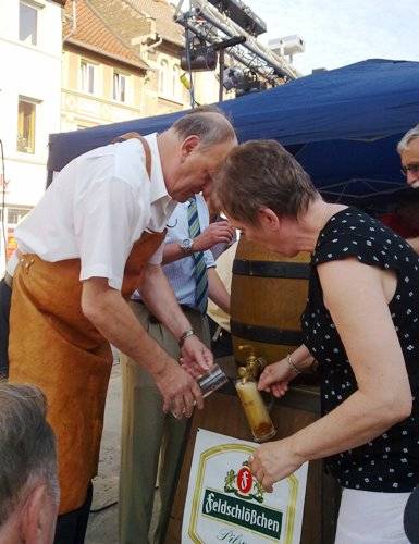 Ducksteinfest 2010 - Kernstadt-Ortsbürgermeisterin Giesela Dittmar und Bürgermeister Rauls aus Gommern verteilen das Bier an die Festgäste.