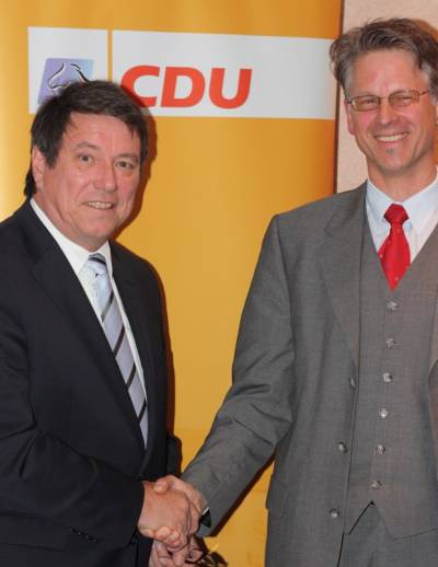 Versammlung 2010 - Zur einstimmigen Nominierung durch die CDU-Mitglieder gratuliert der Vorsitzende Hans-Jürgen Trommler (links) dem Ersten Stadtrat Martin Knof (rechts).
