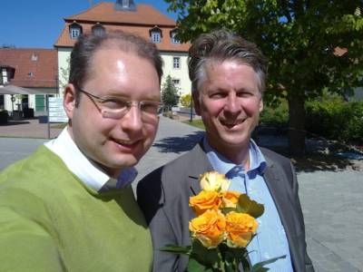Muttertag 2011 - CDU-Vorsitzender Andreas Weber (li) und Martin Knof (re) auf dem Hof des Hauses der Helfenden Hände in Beienrode.