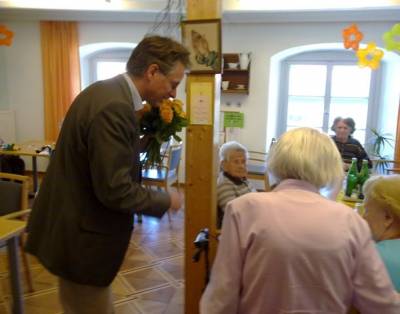 Muttertag 2011 - Im Haus-der-Helfenden-Hände traf Martin Knof auf Mütter an.