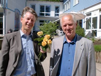 Muttertag 2011 - Vor dem Seniorenheim in Langeleben: Bürgermeisterkandidat Martin Knof und Ratsherr Eberhard Rawe.