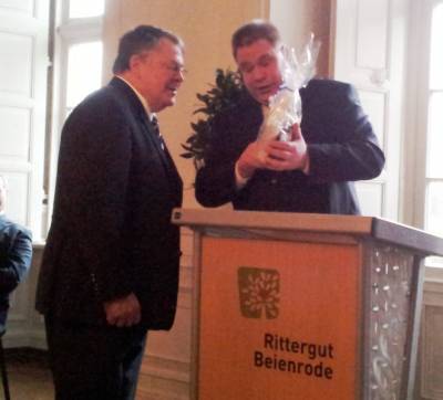Verdienstkreuz für Hagen - Der Helmstedter Bürgermeister Wittich Schobert und CDU-Kreisvorsitzender überbrachte eine Helmstedter Spezialität als Andenken an die Verdienste im Landkreis Helmstedt.