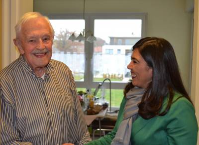 Dialog zur Gesundheitsversorgung - Ministerin Özkan lies es sich nicht nehmen, dem ältesten Bewohner des Centro Kö, Herrn Ziegler, zum 92. Geburtstag zu gratulieren.