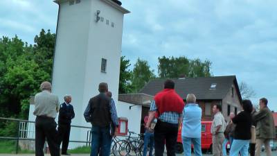 2009-04 Besuch in Scheppau - Das Feuerwehrgerätehaus wird auch besichtigt. Die bauliche Situation ist sehr eng.