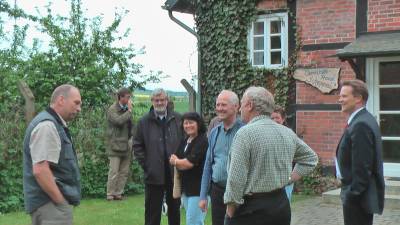 2009-04 Besuch in Scheppau - Ortsbürgermeister Burkhard Fromme berichtet über das aktive Dorfleben.